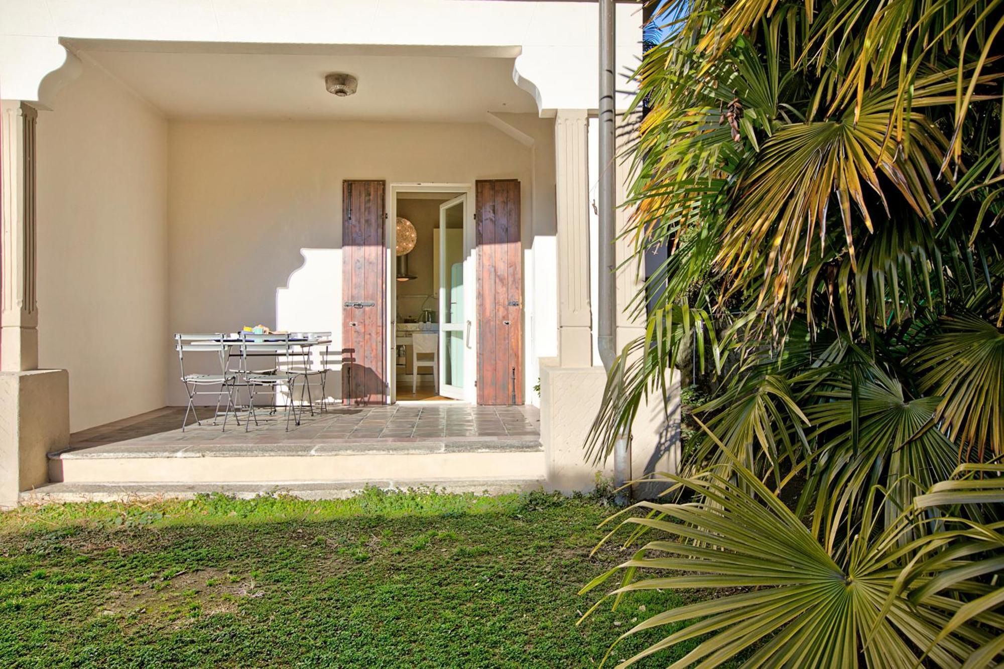 Villa Jejia- Pool And Garden Lesa Bagian luar foto