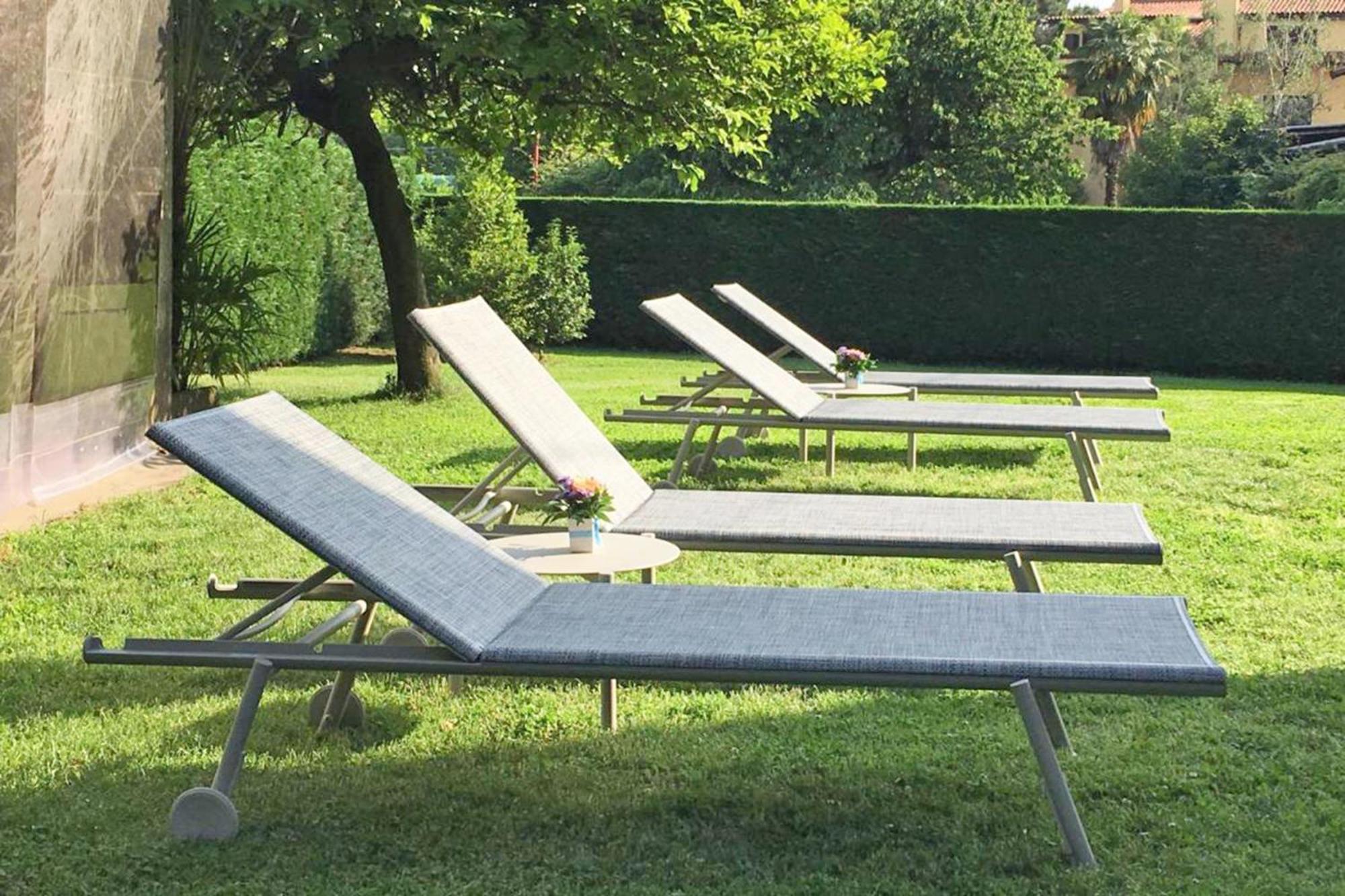Villa Jejia- Pool And Garden Lesa Bagian luar foto